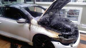 Video sebuah kereta meletup dan terbakar di hadapan sk teruntum, kuantan.kejadian berlaku antara jam 11.30 pagi. Kereta Terbakar Dlm Parking Rumah