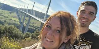 Un jour, un doc : Les Van Der Auwera dévoilent leur budget total pour  décorer leur maison aux couleurs de Noël