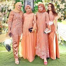 Pin Di Kebaya