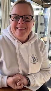 Introducing the Extreme Cheeseburger: A Messy Delight!