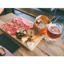 Vous Prenez L Apero A Quelle Heure Apero Aperitif Findejournee Youhou Soleil Viande Saucisson Charcuterie Hopla Biere B Saucisson Gourmands Charcuterie
