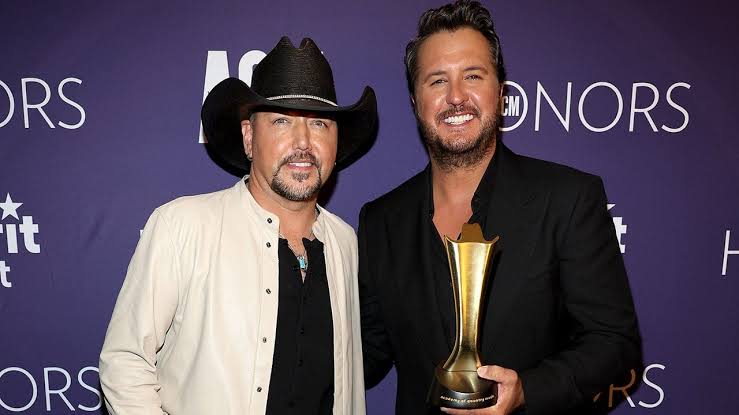 Luke Bryan tries his hand at White House press secretary with Jason Aldean  by his side