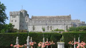 Faz fronteira com a inglaterra a leste, com o mar da irlanda ao norte e a oeste, e com o canal de bristol ao sul. Asi Es El Uwc Atlantic College De Gales El Colegio Donde Estudiara La Princesa Leonor El Bachillerato