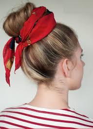 5 coiffures cheveux courts pour le travail. Comment Porter Le Foulard Dans Les Cheveux Avec Style