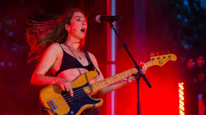 Danielle haim is known for the band haim, composed of alana haim, danielle haim, este haim, and dash hutton. Este Haim Says These Were Her First Diabetes Symptoms Self