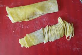 Se pot servi proaspeti prajiti, sau uscati pe gratar ca garnitura. Taitei De Casa