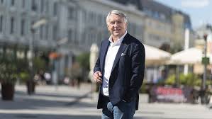 Bige lászló az inforádiónak nyilatkozva arról beszélt, hogy még nem adja fel a küzdelmet a gyárért. Bige Laszlo Allitja Csak Megfelemlites Miatt Kuldtek Ra A Rendoroket Napi Hu