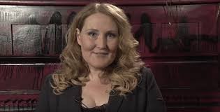 Op haar 17e meldde ze zich aan bij de lokale omroep radio rondevenen (anno 2017 bekend als rtv ronde venen). Voormalig Nieuwslezer Hannelore Zwitserlood Schrijft Boek Radiofreak Nl