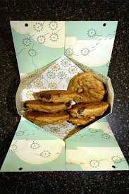 Use the shorter edge as your measure, or decide what part of the image you want on top of your box. Easy Folded Gift Boxes Paper Crafts Crafts Paper Gifts