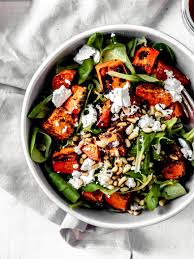 Feldsalat Mit Gerosteter Susskartoffel Feta Und Pinienkernen Anna Lee Eats In 2020 Susskartoffel Salat Feldsalat Rezept Einfache Gerichte