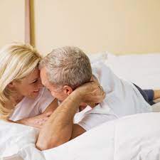 Leidenschaft ist alles andere als leise, deshalb darfst du ihn im bett auch einmal mit einem sexy stöhnen überraschen oder ihm eine kleine liebesbotschaft in sein ohr flüstern. So Soll Sex Fur Ihn Sein Was Manner Sich Im Bett Wunschen Bildderfrau De
