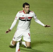 Either the guy is okay to act for at least 20 minutes or he's not related. Pablo De Saida Do Sao Paulo Confira O Desfecho