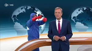 Blickfeldverengung ist profitabler als horizonterweiterung.wie personalisierte werbung und die algorithmen von google, facebook und co. Today Journal Suddenly Behind Claus Kleber There Is A Man In A Protective Suit