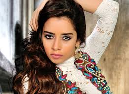 بدأت تحب الغناء منذ طفولتها فكانت تعزف على الآلات الموسيقية منذ أن كانت بسن صغيرة، اكتشف موهبتها والداها اللذان قاما. Ø¨Ø§Ù„ÙÙŠØ¯ÙŠÙˆ Ø¨Ù„Ù‚ÙŠØ³ ØªØºÙ†ÙŠ Ù…Ø¹ Ø§Ø®ØªÙ‡Ø§