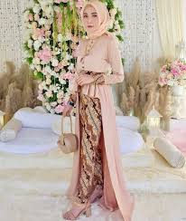 Menggunakan warna maroon dengan desain brokat yang sederhana ini sangat cocok untuk dipadukan dengan pashmina sederhana agar penampilan menjadi semakin anggun dan kekinian. 25 Model Baju Brokat Kombinasi Batik Modern 2020