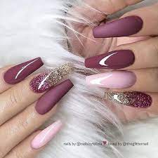Mezi nejoblíbenější způsoby, jak svým nehtům dodat upravený vzhled, patří gelové nehty. Ombre Nails Coffin Glitter Are One Of Women S Favorite Nails If Not The Most Popular Because Of Their Length And Mauve Nails Coffin Nails Long Burgundy Nails