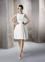 Abito da sposa semplice ed elegante con una linea silhouette e una schiena aperta mozzafiata, perfetto per qualsiasi destinazione o matrimoni. Abiti Da Sposa Corti Online Economicisposatelier