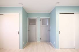 白 水色の色合いが可愛い2部屋続きの子ども部屋 子ども部屋 クローゼット 収納 インテリア 内装