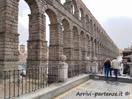 Testimonianza della dominazione romana è l'imponente acquedotto romano, che domina con i suoi archi potenti l'ingresso alla città vecchia attraversando una depressione del terreno. Galleria Fotografica Di Segovia Arrivi Partenze It
