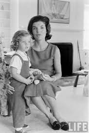 Dünyanın üçüncü büyük ekonomisi olan japonya amerika'nın en güçlü. At Home With Jackie And Caroline Kennedy 1960 Jackie Kennedy Jacqueline Kennedy Onassis Caroline Kennedy