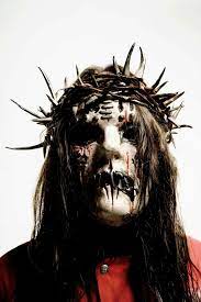 Slipknot es conocida por las máscaras características de cada uno de sus miembros, que cambian los inicios de slipknot se remontan al año 1992. Pin En Slipknot