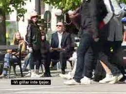 I ett inslag blottade hon sig i humlegården, en plats känd för manliga blottare. Raj Raj Ligga Lite Youtube