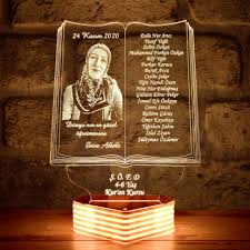 Karşınızdaki kişiyi çocuk veya yetişkin tam olarak tanımıyor olabilirsiniz ayrıca nelerden hoşlandığı hakkında da hiçbir fikriniz olmayabilir. Kuran Kursu Ogretmenine Hediye 3d Lamba