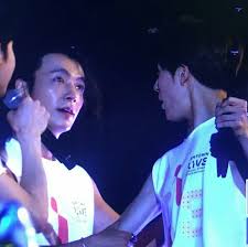 Donghae dan jeno memang sudah lama terkenal memiliki wajah yang mirip. Fighting So Donghae Pulled Jeno It Really Makes Me Happy