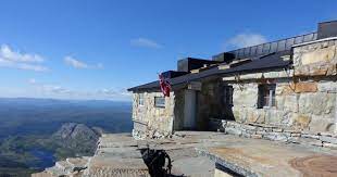 1 600 meter fra dalbunnen og opp til toppen. Fra Gaustatoppen I Tinn Er Det Utsikt Helt Hjem Til Romerike