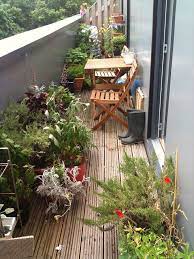 20 Idee Per Arredare Un Balcone Stretto E Lungo Mondodesign It Balconi Esterni Giardino In Balcone Decorazione Da Balcone