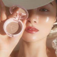 whomee on instagram pr庄司です whomee名品のひとつ ちっちゃ顔シャドウを使ったメイク提案 メリハリをつけて アイブロウパウダーもダークブラウンを使用 あえての長めに眉を描いて女性らしく仕上げています おからパウダー 名品 メイク