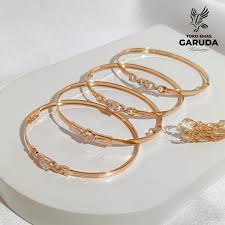Gelang bangle desain minimalis dalam sentuhan emas yang ...