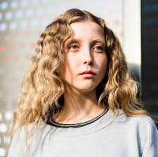Gewellte haare sind sowohl bei kurzem als auch langem haar eine beliebte frisur. Frisuren Fur Dicke Haare Schnitte Styling Und Mehr Brigitte De