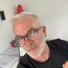 Can anyone tell me the make and name of this bass ? I didn't ask him when I  met him ,stupidly 🙄 I want one ,looks and sounds beastly .I'm guessing it's