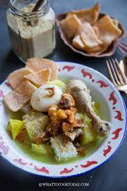 Lontong Or Ketupat Rice Cakes Are Served With Javanese Entrees And Side Dishes To Make A Lontong Cap Go Meh A Popular Peran In 2020 Food Peranakan Food Savoury Food