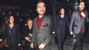 Nesli̇şah alkoçlar engi̇n altan düzyatan instagram'dan canli yayinda evlendi̇ler çift, ilk dansı engin altan düzyatan'ın i̇skender paydaş'la hazırladığı bana ellerini ver şarkısıyla yaptı. Engin Altan Duzyatan Ile Neslisah Alkoclar Evleniyor