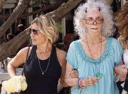 La duquesa de montoro ha lanzado una advertencia a. Eugenia Martinez De Irujo Comparte Una Foto Nunca Vista De La Duquesa De Alba El Huffpost