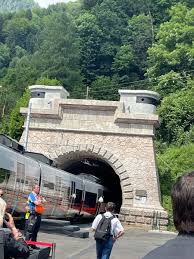 Zwischen 1986 und 1991 errichtet, verbindet er die österreichische karawanken autobahn mit der slowenischen avtocesta a2 in richtung ljubljana zwischen jesenice und rosenbach, einem ortsteil von sankt jakob im rosental. L0ecgek4sg Tcm