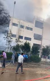 وكان حريق هائل قد نشب داخل مصنع بمنطقة العبور في محافظة القليوبية، وانتقلت سيارات الإطفاء إلى المكان لمحاولة السيطرة على الحريق. Cfy5enn4yg17um