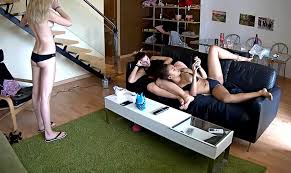 Seks video! Skrivena kamera snima erotsko ugađanje društva slatkica.  Potražite besplatne online na bs.pornstudies.net