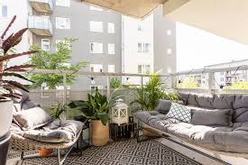 Feb 27, 2014 · heb je een klein balkon dan kun je bloemen en planten aan de muren hangen, of aan de reling van het balkon hekwerk. Balkon Inspiratie Van Een Klein Appartement Van 46m2 Inrichting Huis Com