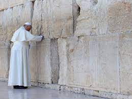 El templo, centro del mundo espiritual era el principal medio de transmisión de divinidad para nuestro mundo. Papa Francisco Visita El Muro De Los Lamentos
