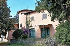 Velletri (centro storico) in palazzo con ascensore la divisione immobiliare propone in vendita un appartamento posto al 2° piano composto da soggiorno, 3 camere, cucina abitabile, bagno, ripostiglio e 2 balcone. La Villa Di Vittorio Gassman A Velletri E In Vendita E Costa Oltre Un Milione Di Euro