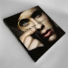 Kniha Robert Vano „Memories“ s podpisem autora