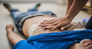 A parada cardiorrespiratória é uma condição clínica na qual o coração não gera batimento cardíaco de qualidade e nem pulsação cardíaca. Apenas 3 Das Paragens Cardiorrespiratoria Sobrevivem Radio Regional Portugal