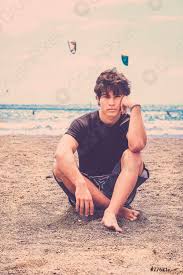 E il vento tra i capelli. Bello Ragazzo Con Il Vento Tra I Capelli Foto D Archivio Crushpixel