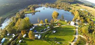 Herzlich willkommen an unserem traumhaften, privaten badesee in der ferienregion. Camping Ferienpark Teichmann Hundefreundlich Campen In Herzhausen Deutschland Hundefreundliche Campingplatze