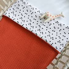 ledikantdeken wafelstof terracotta rood roest zwart wit triangel babykamer behang babykamer babykamer inrichting