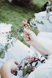 Dabei muss es sich nicht immer um den blumenschmuck zur hochzeit oder einer anderen großen festlichkeit drehen. Blumenhaarkranz Selber Binden Einfaches Schnelles Und Preiswertes Diy