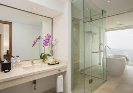 Keberadaan bathub bukan lagi suatu keharusan karena memasang shower jauh lebih praktis. 9 Desain Kamar Mandi Hotel Ada Yang Mewah Banget Berlapis Emas